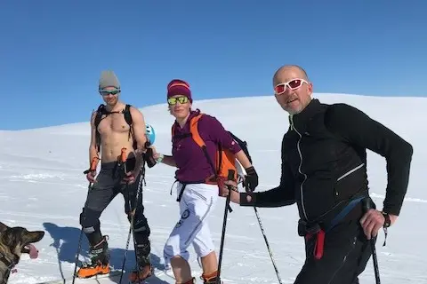 En gruppe skiløpere poserer for et bilde